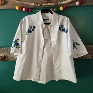 UO Embroidered Cropped Short Sleeve Button-Down Shirt White With Blue Flowers